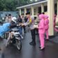 Kapolres Bondowoso AKBP Lintar Mahardhono bagi takjil dan sosialisasi terkait penitipan barang berharga