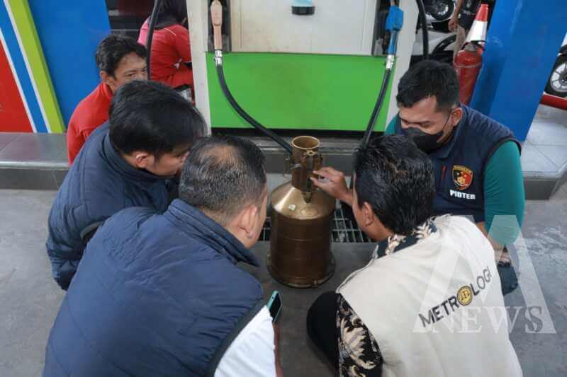 Unit Tipidter Polres Lamongan bersama Disperindag sidak SPBU