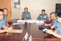 Inspektur Kodiklatal Brigjen TNI Marinir Ahmad Fajar didampingi Kadispen Kodiklatal Kolonel Marinir Suharyono