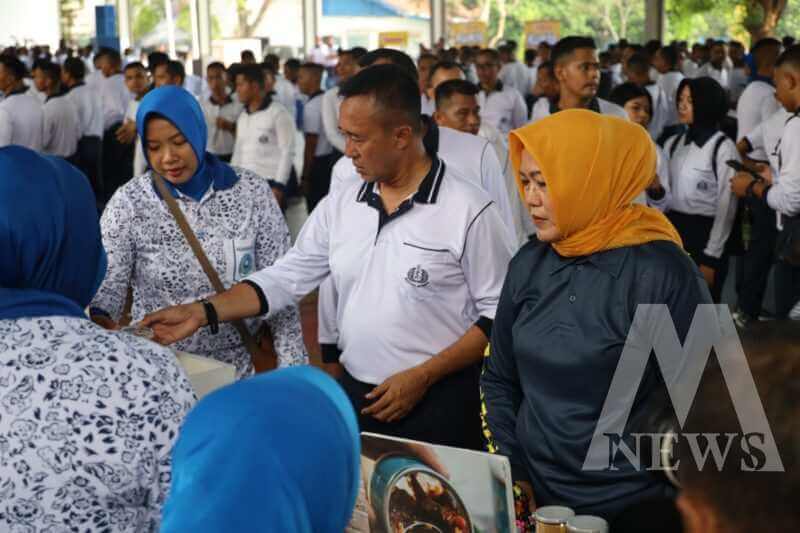 Dankodiklatal Letjen TNI Marinir Nur Alamsyah didampingi Ketua Gabungan Jalasenastri Kodiklatal Ny. Ayu Nur Alamsyah