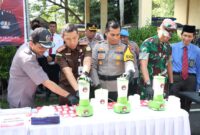 Kapolres Nganjuk AKBP Muhammad saat pemusnahan BB Operasi Pekat Semeru 2024