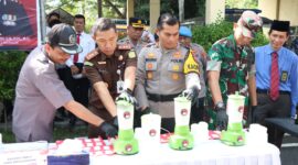 Kapolres Nganjuk AKBP Muhammad saat pemusnahan BB Operasi Pekat Semeru 2024