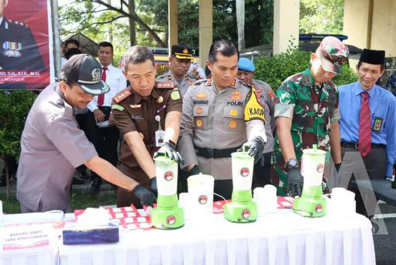 Kapolres Nganjuk AKBP Muhammad saat pemusnahan BB Operasi Pekat Semeru 2024