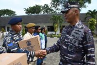 Danpuslatdiksarmil Kolonel Laut (P) Irwan S.P. Siagian serahkan paket sembako ke prajurit