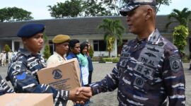 Danpuslatdiksarmil Kolonel Laut (P) Irwan S.P. Siagian serahkan paket sembako ke prajurit