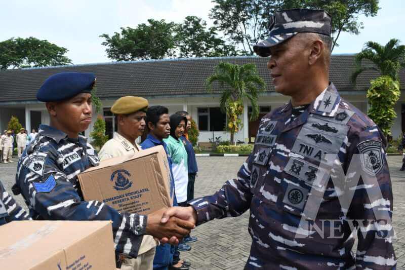 Danpuslatdiksarmil Kolonel Laut (P) Irwan S.P. Siagian serahkan paket sembako ke prajurit