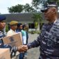 Danpuslatdiksarmil Kolonel Laut (P) Irwan S.P. Siagian serahkan paket sembako ke prajurit