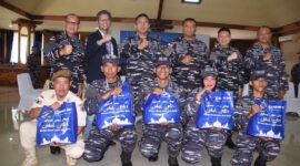 Dankodiklatal Letjen TNI Marinir Nur Alamsyah bersama BRI beri paket lebaran ke prajurit dan PNS
