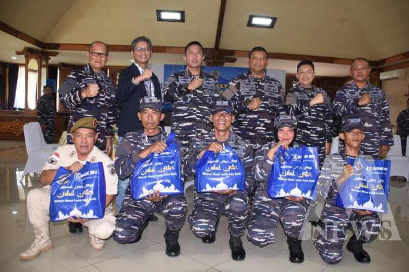Dankodiklatal Letjen TNI Marinir Nur Alamsyah bersama BRI beri paket lebaran ke prajurit dan PNS
