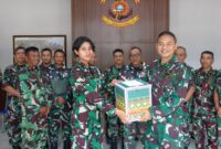 Dansatdik 1 Kolonel Laut (P) I Gede Merta berikan bingkisan lebaran