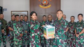 Dansatdik 1 Kolonel Laut (P) I Gede Merta berikan bingkisan lebaran