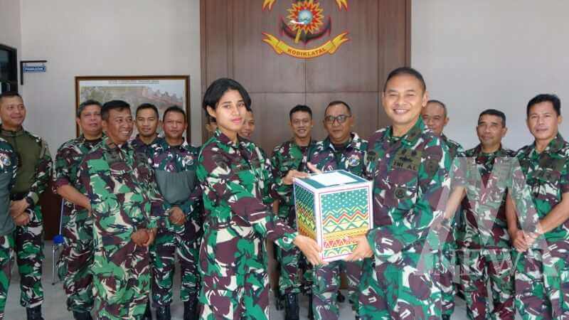 Dansatdik 1 Kolonel Laut (P) I Gede Merta berikan bingkisan lebaran