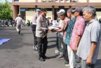 Kapolres Bojonegoro AKBP Mario Prahatinto Salurkan Zakat Fitrah