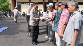 Kapolres Bojonegoro AKBP Mario Prahatinto Salurkan Zakat Fitrah