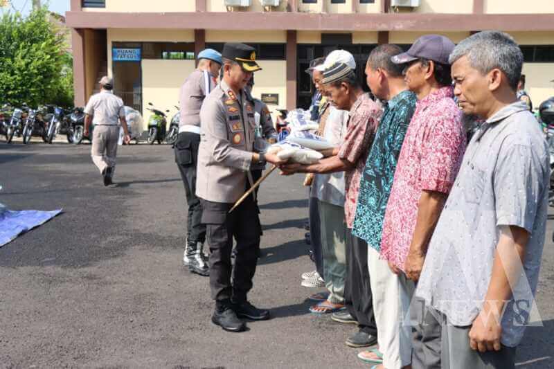 Kapolres Bojonegoro AKBP Mario Prahatinto Salurkan Zakat Fitrah