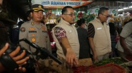 Satgas pangan Polda Jatim bersama Dinas pertanian provinsi dan UPT Perlindungan Konsumen tinjau pasar