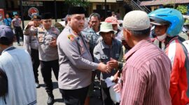 Kapolres Tanjung Perak AKBP William Cornelis Tanasale bersama kuli panggul dan abang becak
