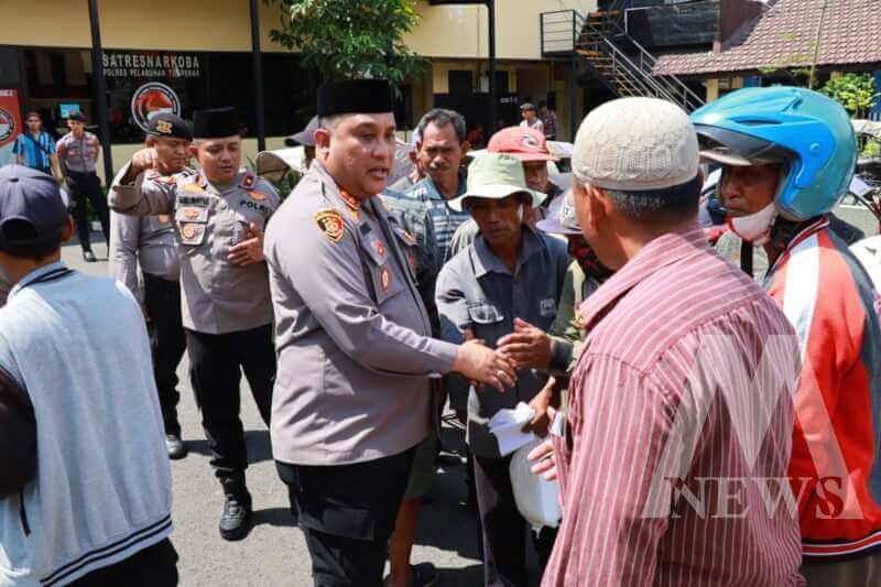 Kapolres Tanjung Perak AKBP William Cornelis Tanasale bersama kuli panggul dan abang becak