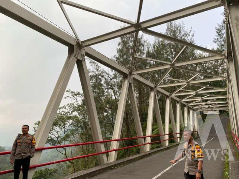 Kapolres Mojokerto AKBP Ihram Kustarto bersama Wakapolres Kompol Yulie Khrisna Cek Jalur Ekstrem Mojokerto - Batu