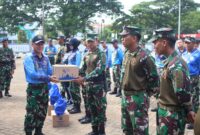Satdik - 2 Kodiklatal serahkan bingkisan ke para prajurit