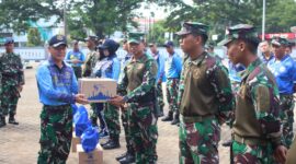 Satdik - 2 Kodiklatal serahkan bingkisan ke para prajurit