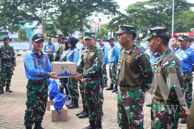 Satdik - 2 Kodiklatal serahkan bingkisan ke para prajurit