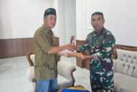 Kadep Pers Mayor Laut (T) Abdul Afif Albar serahkan zakat fitrah