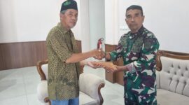 Kadep Pers Mayor Laut (T) Abdul Afif Albar serahkan zakat fitrah