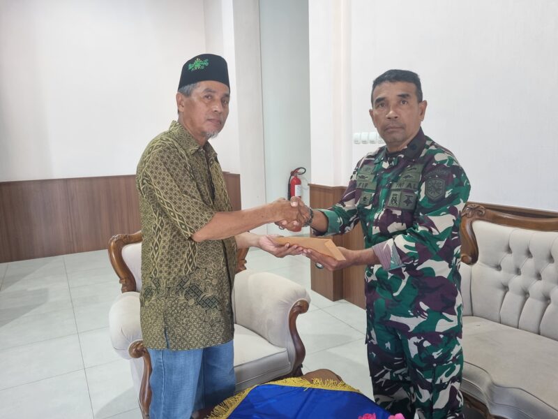 Kadep Pers Mayor Laut (T) Abdul Afif Albar serahkan zakat fitrah