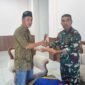Kadep Pers Mayor Laut (T) Abdul Afif Albar serahkan zakat fitrah