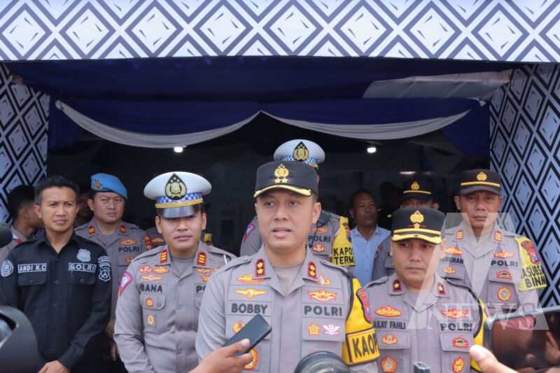 Kapolres Lamongan AKBP Bobby A. Condroputra didampingi Wakapolres Kompol Akay Fahli Cek Pospam dan Posyan