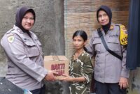 Polwan Polres Tanjung Perak berbagi Bansos