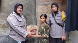 Polwan Polres Tanjung Perak berbagi Bansos