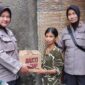 Polwan Polres Tanjung Perak berbagi Bansos