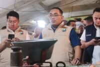 Satgas Pangan, Kasubdit Indagsi Ditreskrimsus Polda Jatim AKBP Oki Ahadian Purwono didampingi Kasat Reskrim Polres Gresik