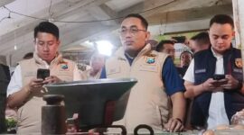 Satgas Pangan, Kasubdit Indagsi Ditreskrimsus Polda Jatim AKBP Oki Ahadian Purwono didampingi Kasat Reskrim Polres Gresik