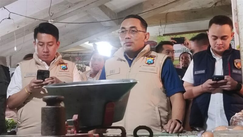 Satgas Pangan, Kasubdit Indagsi Ditreskrimsus Polda Jatim AKBP Oki Ahadian Purwono didampingi Kasat Reskrim Polres Gresik