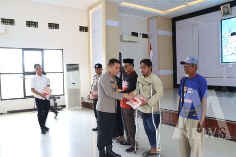 Kapolres Nganjuk AKBP Muhammad Salurkan Zakat Fitrah