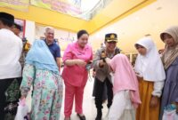 Kapolres Bojonegoro AKBP Mario Prahatinto ajak anak yatim belanja baju lebaran