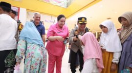 Kapolres Bojonegoro AKBP Mario Prahatinto ajak anak yatim belanja baju lebaran