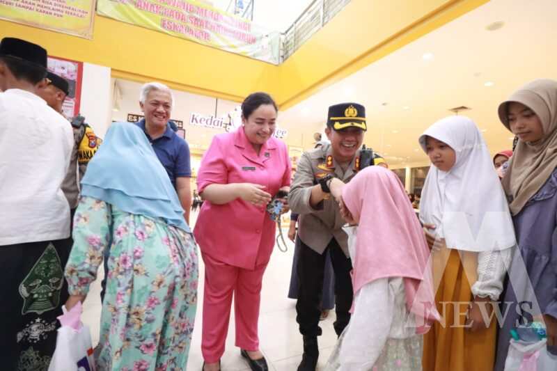 Kapolres Bojonegoro AKBP Mario Prahatinto ajak anak yatim belanja baju lebaran