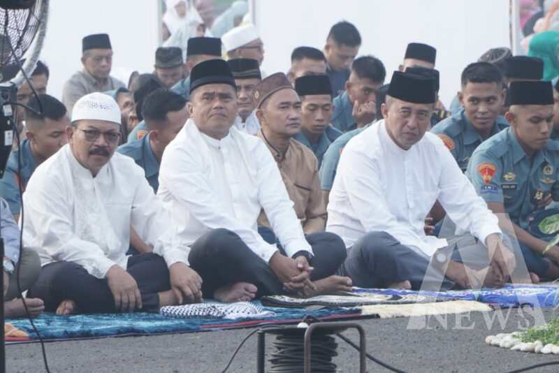 Dankodiklatal Letjen TNI Marinir Nur Alamsyah Sholat Idul Fitri