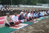 Komandan dan Siswa Satdik-2 Kodiklatal Makassar Sholat Idul Fitri bersama