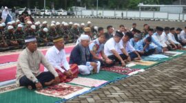 Komandan dan Siswa Satdik-2 Kodiklatal Makassar Sholat Idul Fitri bersama