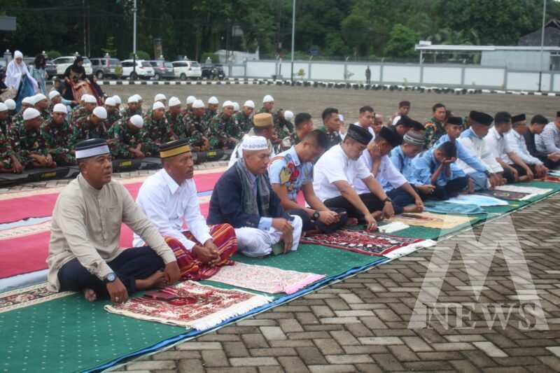 Komandan dan Siswa Satdik-2 Kodiklatal Makassar Sholat Idul Fitri bersama