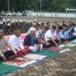 Komandan dan Siswa Satdik-2 Kodiklatal Makassar Sholat Idul Fitri bersama