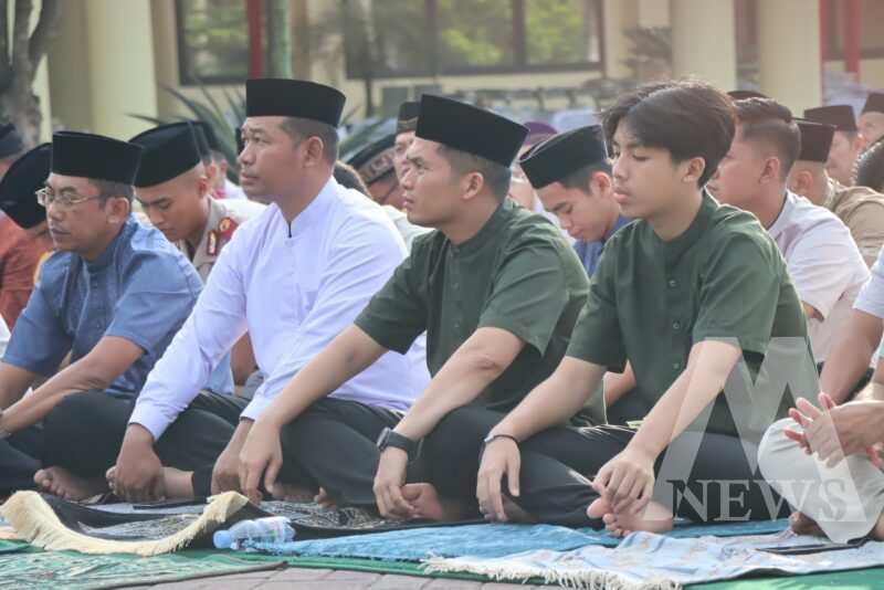 Kapolres Nganjuk AKBP Muhammad Shalat Idul Fitri bersama