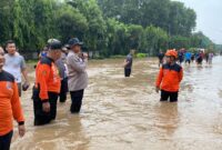 Polres Pasuruan Kota bersama TNI dan warga tanggap banjir