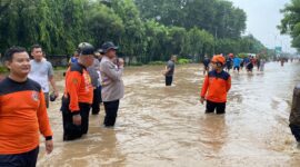 Polres Pasuruan Kota bersama TNI dan warga tanggap banjir