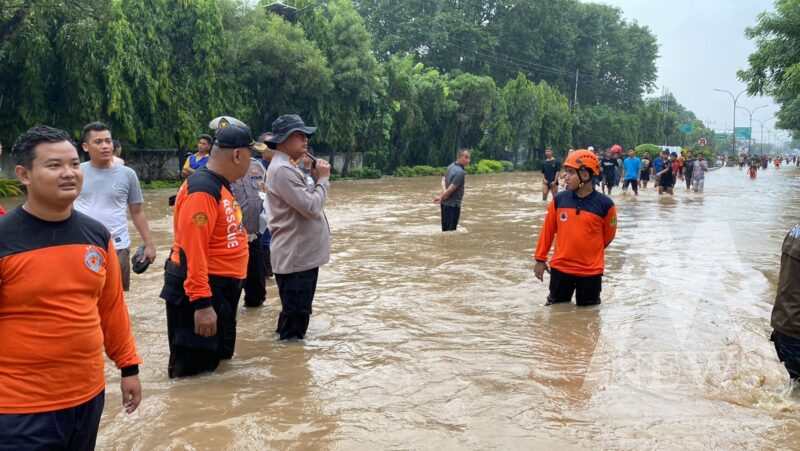 Polres Pasuruan Kota bersama TNI dan warga tanggap banjir